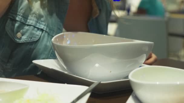 Sopa de camarão é um prato tailandês com um sabor azedo e picante. O homem come Tom Yam a uma mesa num restaurante. close-up. conceito de turismo turismo — Vídeo de Stock