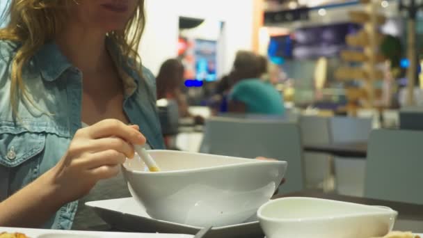 Garnélarák leves a Thai étel, csípős- fűszeres ízű. az ember eszik a tom yam egy asztalnál egy étteremben. közelről. a turizmus idegenforgalmi koncepció — Stock videók