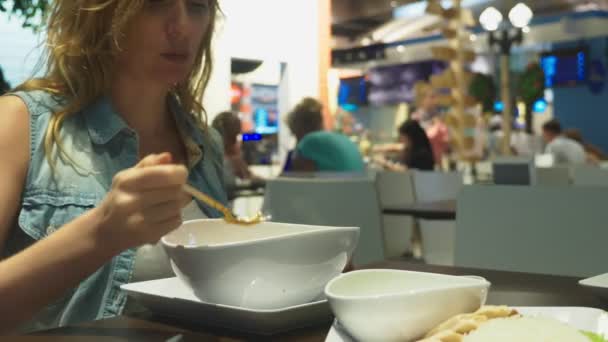 Garnelensuppe ist ein thailändisches Gericht mit saurem und würzigem Geschmack. Man isst Tom Yam an einem Tisch in einem Restaurant. Nahaufnahme. Konzept des Tourismus — Stockvideo