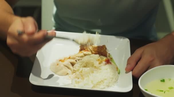 Primo piano. qualcuno mangia un piatto di cucina asiatica in un ristorante . — Video Stock