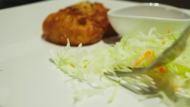 Γκρο πλαν. κάποιος τρώει ένα πιάτο της ασιατικής κουζίνας σε ένα εστιατόριο. — Αρχείο Βίντεο