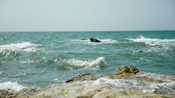 Mokre Kamienie Morze Piasku Czasie Odpływu Fale Morze Piany — Zdjęcie stockowe