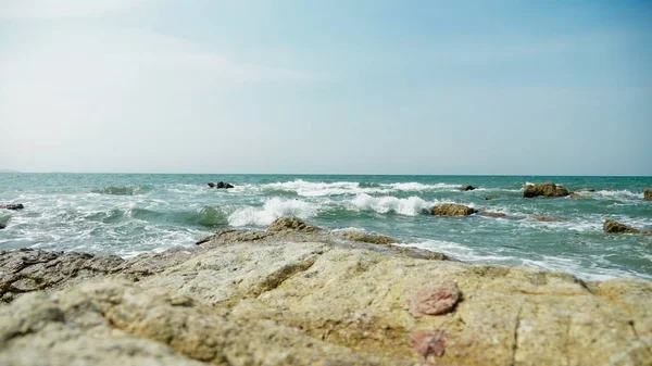 A paisagem marinha. Pedras na costa do mar, Ondas e espuma do mar . — Fotografia de Stock