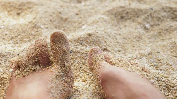 海砂と波、海の緩和のメンズ足ビーチ、夏の休日. — ストック写真