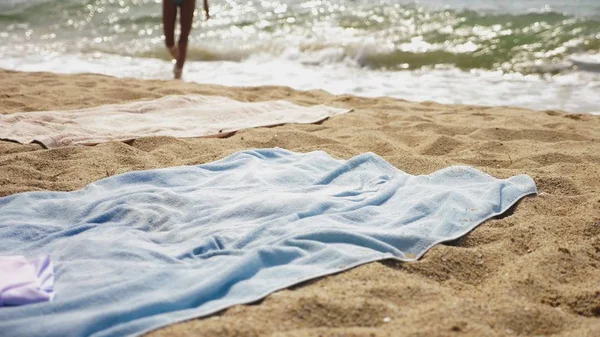 Beine am Meer Sand und Welle, Entspannung am Meeresstrand, Sommerferien. — Stockfoto