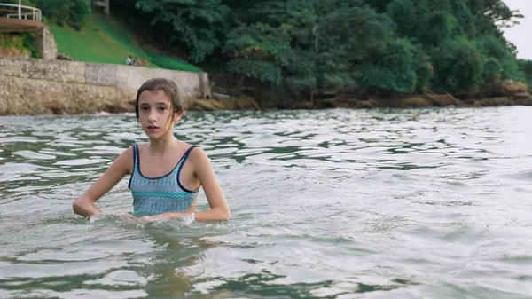 Lycklig Tonåring Flicka Som Leker Havet Flicka Lyckligt Upptåg Stranden — Stockfoto