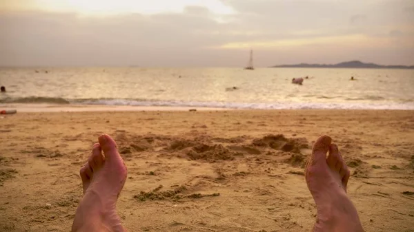 Uomo Gambe sul mare sabbia e onda, Relax sulla spiaggia dell'oceano, Vacanze estive . — Foto Stock