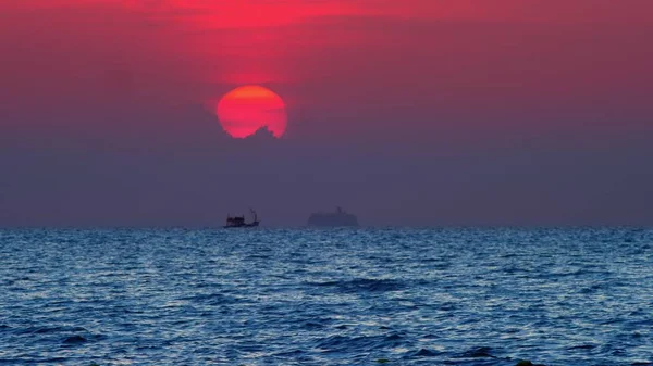 Piękny zachód słońca nad morzem. Statki o zachodzie słońca — Zdjęcie stockowe