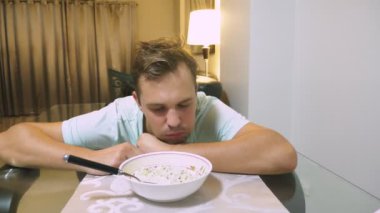 evde yiyor değil dostum lezzetli yemekler.