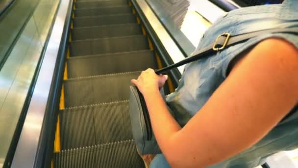 Movimiento de la mano de las mujeres en los pasamanos de las escaleras mecánicas. 4k, cámara lenta, primer plano — Vídeos de Stock