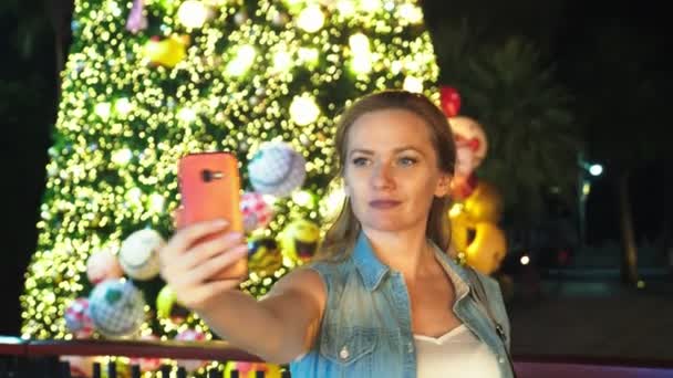 Gelukkige Vrouw Achtergrond Van Kerstboom Palmbomen Een Tropische Stad Het — Stockvideo
