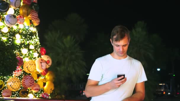 Homme Heureux Sur Fond Sapin Noël Des Palmiers Dans Une — Video