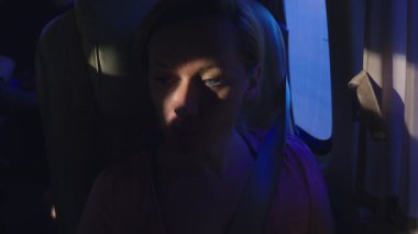 Otobüs sürme ve pencereden dışarı bakarak üzgün dalgın kız .