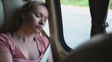 kız yaz güneşli bir günde bir otobüs sürmek ve uykuya dalar