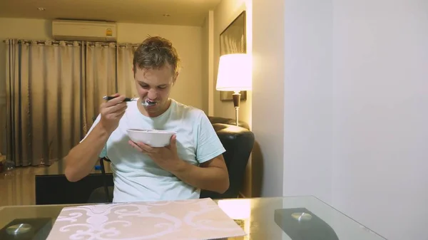 Homem come em casa não é comida saborosa . — Fotografia de Stock