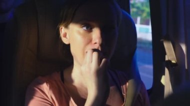 Otobüs sürme ve pencereden dışarı bakarak üzgün dalgın kız. bir minibüs içinde seyahat ederken bir çerez yemek kadın