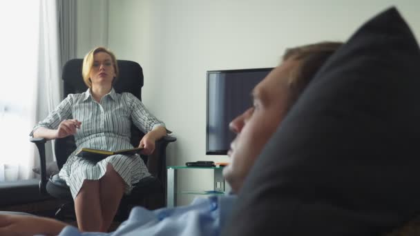 Medische concept met psycholoog bezoek. vrouw psycholoog geeft psychologische counseling aan een jonge man — Stockvideo