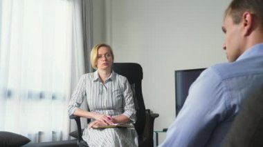 Psikolog ile tıbbi kavramı ziyaret edin. kadın psikolog psikolojik bir genç adam için danışmanlık verir