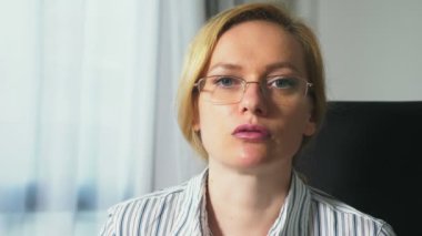 Tıbbi kavramı bir psikolog, yakın çekim, gözlüklü bir şey söyleyen bir kadın portresi ziyareti ile bir psikolog bir soru sorar..