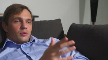 Psikolog ziyaret, yakın çekim, bir psikiyatriste konuşan bir adam portresi ile tıp kavramı.