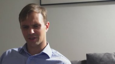 Psikolog ziyaret, yakın çekim, bir psikiyatriste konuşan bir adam portresi ile tıp kavramı.