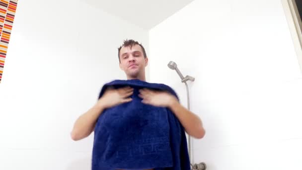 Joven Hombre Terminando Ducha Baño — Vídeos de Stock