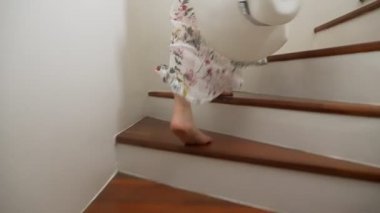 Yakın çekim. Kadın çıplak bacaklar ahşap merdivenlerden gidin. bir kadın güzel uzun etekli merdivenlerden yürür. geniş ekledi plaj şapka tutan