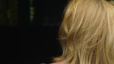 yakın çekim, bir kadın saçları, zemin gece şehrin karşı dokunur. saç sağlık kavramı