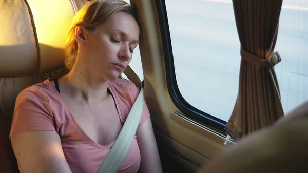 Девушка ездит на автобусе летом солнечный день и засыпает — стоковое фото