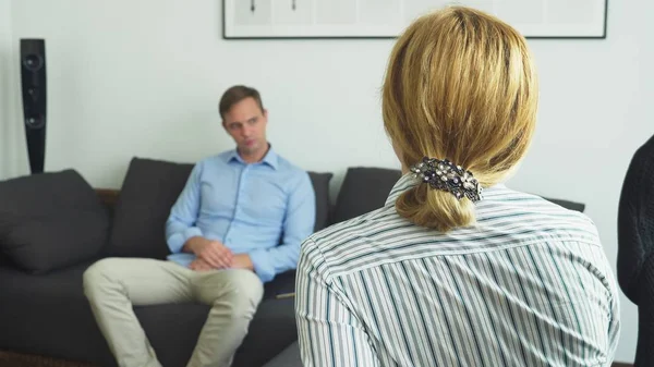 Επισκεφθείτε ιατρική έννοια με ψυχολόγο. Ψυχολόγος γυναίκα δίνει ψυχολογική συμβουλευτική για έναν νεαρό άνδρα — Φωτογραφία Αρχείου