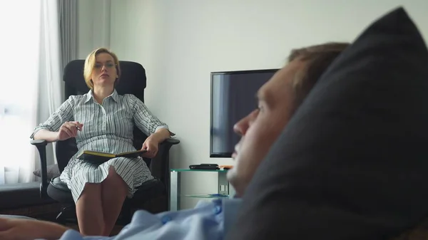 Medical concept with psychologist visit. woman psychologist gives psychological counseling to a young man — Stock Photo, Image