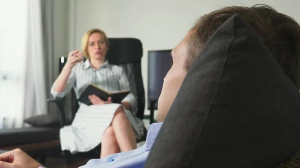 Medische concept met psycholoog bezoek. vrouw psycholoog geeft psychologische counseling aan een jonge man — Stockfoto