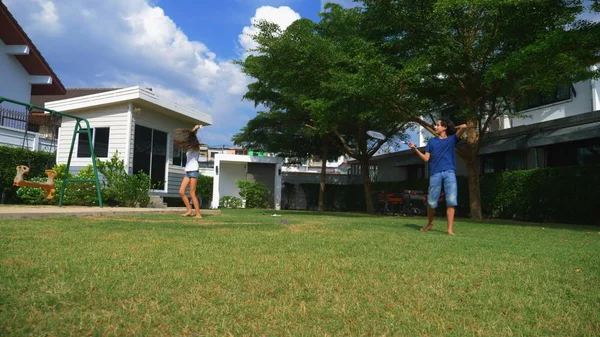 Een Tiener Jongen Meisje Spelen Badminton Een Groen Gazon Achtertuin — Stockfoto