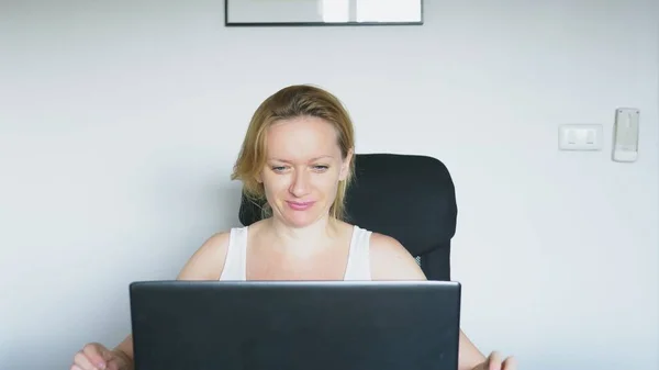 Una Mujer Que Usa Portátil Está Sentada Mesa Riendo Hablando — Foto de Stock