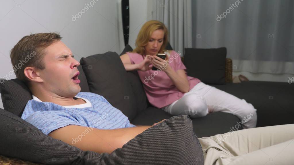 Парень трахает соблазнительную жену на диване