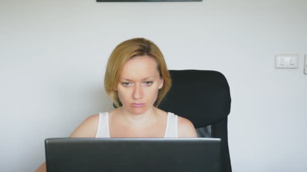 Uma Mulher Usando Seu Laptop Sentada Mesa Irritada Irritada Jura — Vídeo de Stock