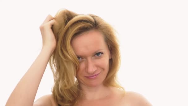 Close-up, mulher toca seu cabelo, isolado em fundo branco. conceito de saúde do cabelo — Vídeo de Stock