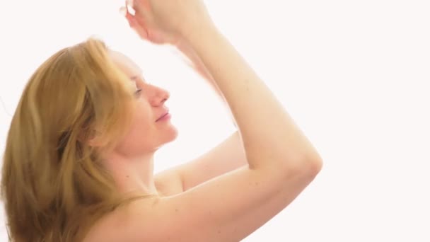 Gros plan, femme touche ses cheveux, isolé sur fond blanc. concept de santé des cheveux — Video