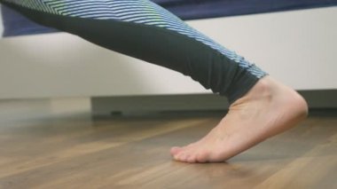 ayna dairesinde yakınındaki germe kadın. Sağlıklı bir yaşam tarzı değil bir profesyonel spor kavramı.