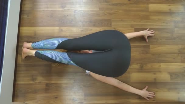 Kvinnan sträcker sig nära spegeln på hennes lägenhet. Konceptet med en hälsosam livsstil, inte en professionell sport. — Stockvideo