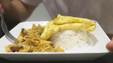 yakın çekim. Birisi bir restoranda bir yemek Asya mutfağının yiyor.