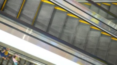 modern alışveriş merkezinde uzun yürüyen merdiven