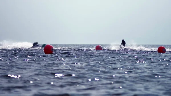 社説。ウォーター スポーツ。2018 年 12 月 7 日、パタヤの街のタイで水泳モーター スポーツ競技. — ストック写真