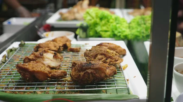 关闭鸡块, 在背景烹饪, 亚洲美食广场 — 图库照片