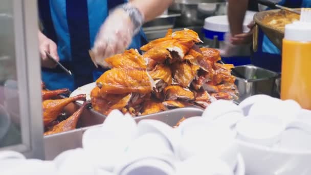 Close up de pedaços de frango, no fundo cozinhar, praça de comida asiática — Vídeo de Stock