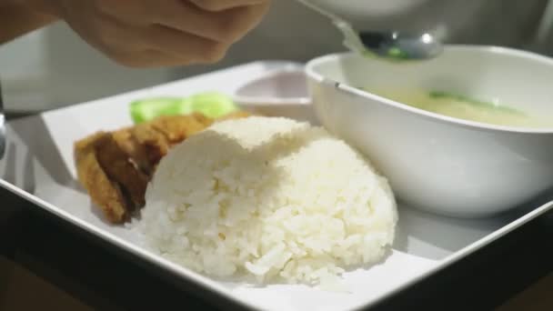 Primer plano. alguien come un plato de cocina asiática en un restaurante . — Vídeo de stock