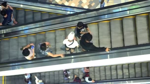 Длинные эскалаторы в современном торговом центре — стоковое видео