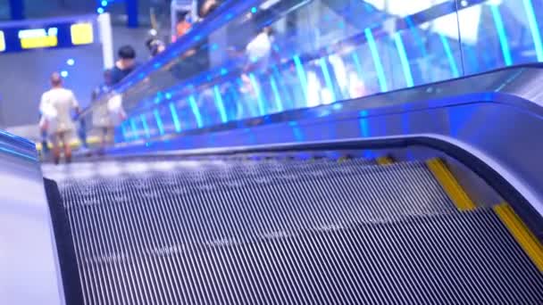 Lange Rolltreppen in modernem Einkaufszentrum — Stockvideo