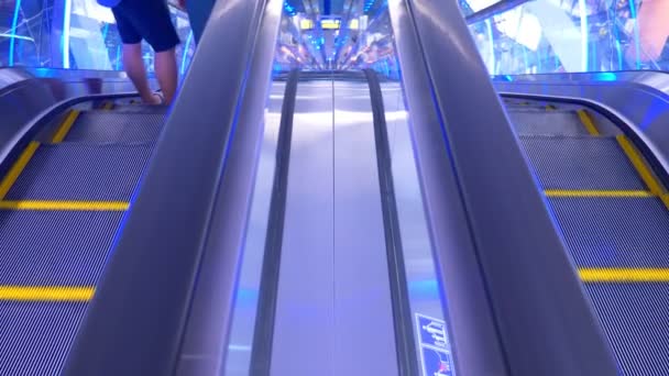 Escaliers mécaniques longs dans le centre commercial moderne — Video