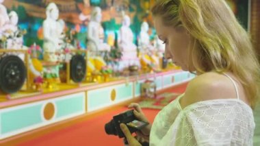 Asya Turizm kavramı. Avrupa kadın turist beyaz saçlı ve mavi gözlü bir Budist Tapınağı manzaraları görmek.